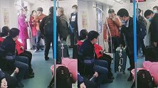 男子地铁大声唱歌引不满 被劝阻后怒怼乘客：你脑子有病！