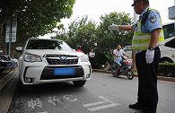 出门在外找不到停车位该怎么办？交警支你一招，或能免被贴罚单！
