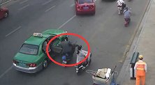 可怕！江苏一出租违停突开门 路人被撞颅脑损伤