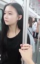 姑娘的反应有点可爱，大家觉得呢