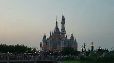 上海迪士尼称安检合法合规 律师：安检可以 搜包侵权