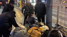 陕西七旬打工老人返乡：一年赚3万开销3000比种地轻松
