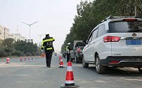 交警查车又有“新招式”，车主纷纷抱怨：再这样下去没法开车了！