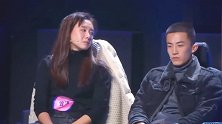 女星现场情绪失控，用脚直接把男演员耳麦踢掉，何炅都蒙圈了