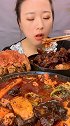 小姐姐真是个吃货，这么一大桌美食，这是要一顿吃完的节奏啊！
