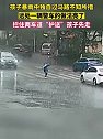 湖南株洲：孩子在暴风雨中独自过马路，警车拦下两个车道护送