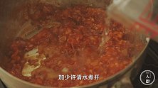 姑娘居然用一堆涪陵榨菜来做披萨，真的太奢侈了
