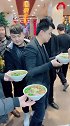 楼下面馆小姐姐，自己一个人不光要浇面，还要喊号取面