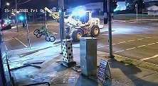 澳大利亚：男子驾驶偷来的挖掘机闯入摩托车店，偷走两辆摩托车