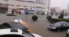 北京密云暴雨冲毁路基淹没车轮 女子坐上车窗拍视频