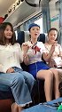 三个女人一台戏，火车上免费唱歌给大家听真是有爱心！