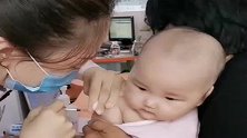 小宝宝打针的时候好乖，一针扎下去表情太逗了，萌煞旁人