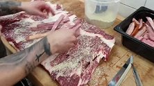 整块的肋条肉裹上香肠，这手艺太牛了，烤好后一定很美味