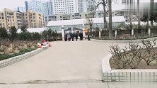 小雨也很喜欢跑步，看到很多人在跑步，也想赶快去跑