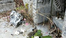 网红直播PK被罚在墓碑上刻网名 民警：他们还直播吃屎