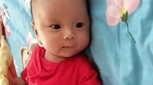 小宝宝一个人玩得好嗨，这摇头晃脑的样子真可爱啊，真是叫人喜欢