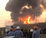 南京一化工装置发生爆炸起火  现场浓烟滚滚火势凶猛 引人围观