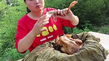 胖妹嘴馋吃荷叶鸡，一个人吃独食真过瘾，这吃相也是没谁了