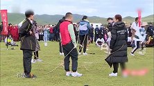 拔河比赛岳云鹏拼尽全力还是输了，体重不占优势啊！