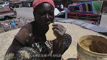 非洲一个地方吃土成瘾，把泥土做成饼随身携带，甚至还能卖钱