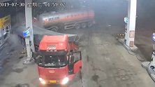 河北一罐车突然失控冲进加油站追尾 司机双腿被卡无法动弹