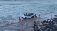 澳大利亚男子开车在海滩行驶时遭巨浪袭击 汽车被淹没