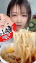 冒着热气的重庆小面，小姐姐你直接大口秃噜，不怕烫嘴吗