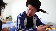 手工课做红包，阿宝偷懒玩手机被老师抓现行，没想却得了第一名