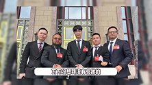 张艺兴现身人民大会堂开会，素颜怼脸拍也很帅，合影站C位好拘谨