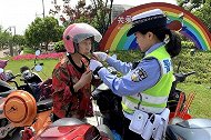 电动车戴“头盔”已成定局，老百姓：戴是可以，那停完车后放哪？