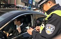 英国拟禁止驾车玩手机，导航也不行，这一规定，中国能照搬吗？