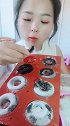 漂亮声控吃冰姑娘，吃自制冰圈，一口咬下去，网友看得我牙疼