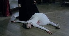 妈妈把女儿的脊椎踩断，将她做成木偶音乐盒，让她永远陪在身边