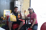 小帆给小丽买了衣服带小丽去喝饮料，两个人相处的很温馨，真羡慕