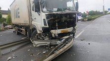 江苏一骑手横穿马路被卷货车底 路人“神躲避”逃过一劫