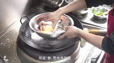 白斩鸡肉质细嫩、皮爽肉滑，清淡鲜美。