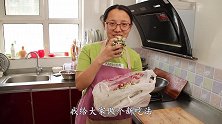 媳妇用槐花蒸“大包子”，从配料到调馅很简单，吃着风味独特