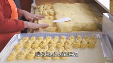 50岁阿姨卖传统小吃，徒手搓成麻花状，1个月卖出60000份