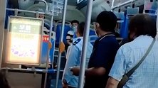 南京外籍男子公交上拒戴口罩还骂人 司机回怼：不戴口罩就下车