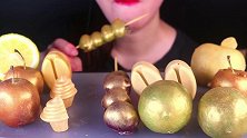 小姐姐吃甜腻腻的冰糖黄金水果，看起来非常土豪了