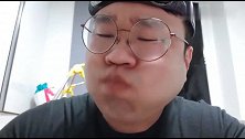 大脸哥吃一条五花肉，啃得满嘴都是猪油