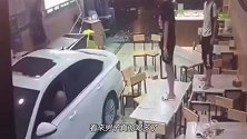 男子开车两次撞进小餐馆，若不是监控，谁信