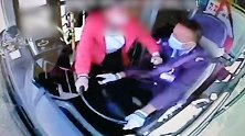刑拘！公交未到站点女子要求下车被拒 竟抢夺方向盘推搡辱骂司机