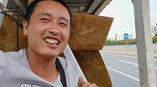 小伙在农村搞房地产，开着拖拉机跑了八十里路，给别人送货上门