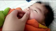 宝宝一觉醒来，嘴巴被虫咬，肿了起来，萌娃昨晚遭遇了什么