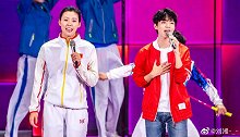 游泳女神刘湘亮相央视五四晚会 与王俊凯同台献唱超惊艳