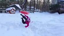 宝宝从雪坡上滑下来了，姿势好漂亮呀，一个侧翻可惜呀！