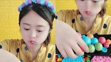可爱妹子直播吃奶油彩色“蛋”，还有蓝色的，是我向往的生活