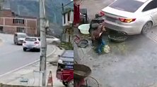 惊险!小车弯道超车遭猛撞甩尾 路边洗葱女子慌忙起身躲过一劫