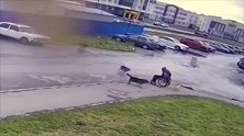 俄罗斯：为驱赶攻击自己宠物的流浪狗，一名残疾人从轮椅上摔下来